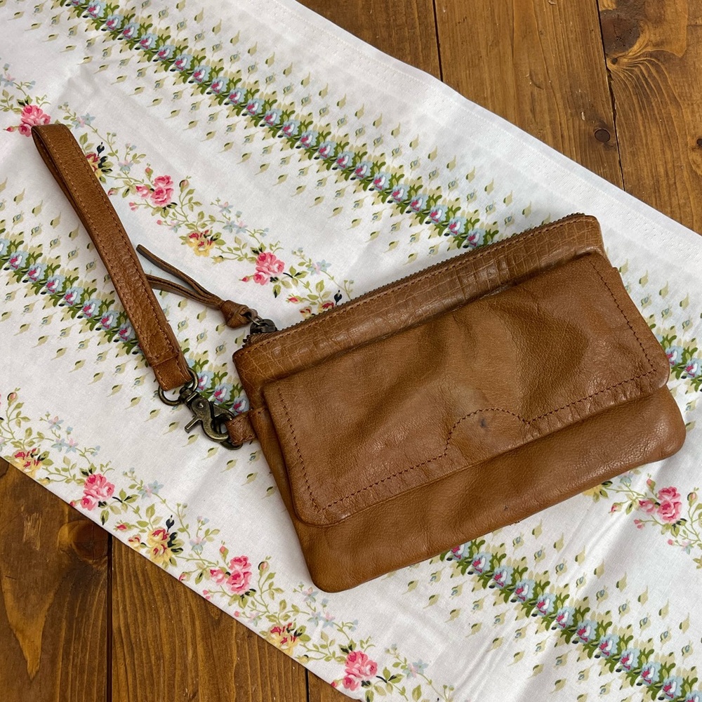 Day & Mood tan leather pine clutch